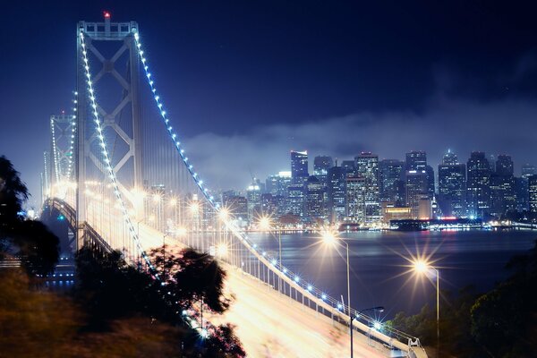 Un puente luminoso en el fondo de la noche de California