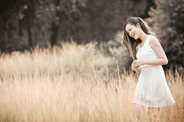 A young girl decided to take a walk in the field