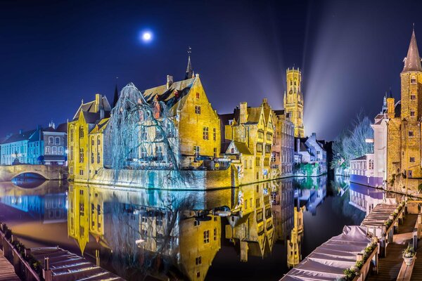 Panorama di Bruges notte Belgio