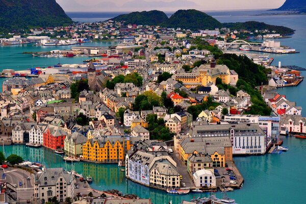 Casas de increíble belleza en la ciudad portuaria de Alesund