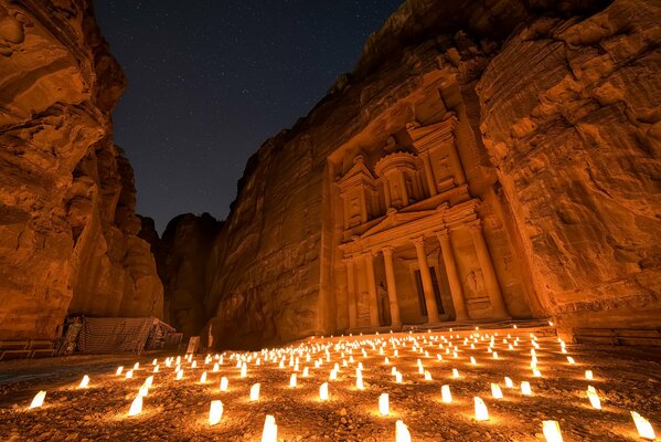 Ancien temple de la ville de Petra en Jordanie, éclairé par des bougies