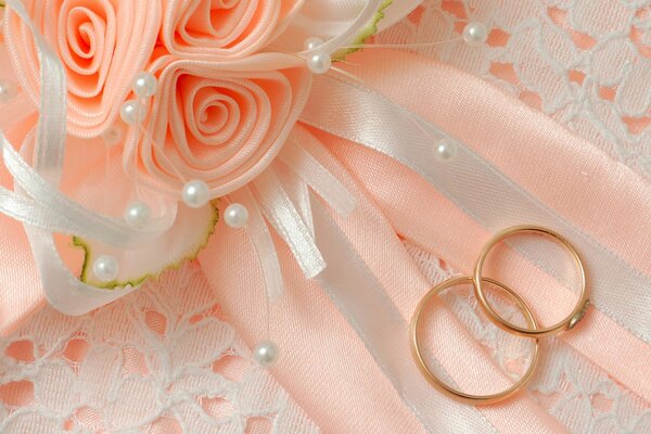 Kompozycja ślubna w odcieniach brzoskwini z pierścieniami