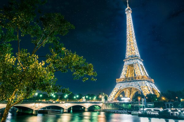 Эйфелева башня в ночнм париже
