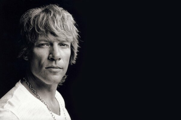 Portrait du musicien John bon Jovi sur fond sombre