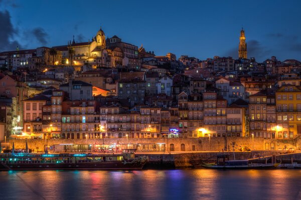 Città in luci sulla costa la sera