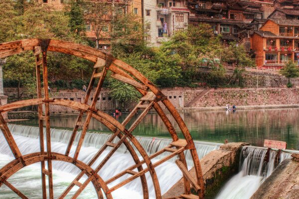 Case in piedi sulla riva di un fiume trasparente