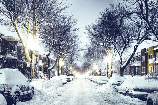 Winterstraße mit Laternen beleuchtet