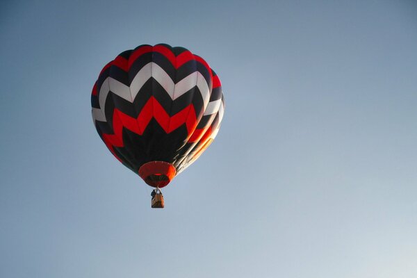 Der Ballon stieg in den Himmel