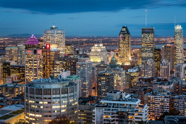 Die Nachtstadt in Montreal wird von ihren Wolkenkratzern als ihre Stadt bezeichnet