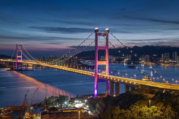 Éclairage nocturne de pont de Hong Kong