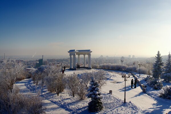 Walk to the snow gazebo