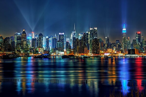 La ciudad nocturna, la vista desde el mar es fascinante