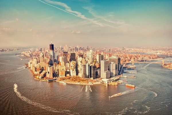 La gran ciudad de Manhattan alrededor del mar