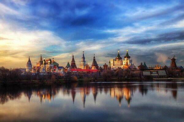 Reflejo del Kremlin de Moscú en el agua