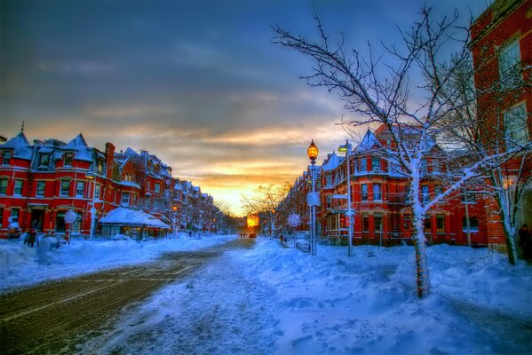 Rue couverte de neige avec des lanternes