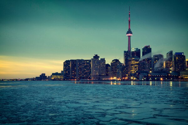 La ville de Toronto au bord de la mer