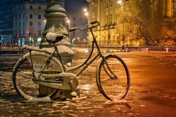 Bicicletta sulla strada innevata di Bucarest