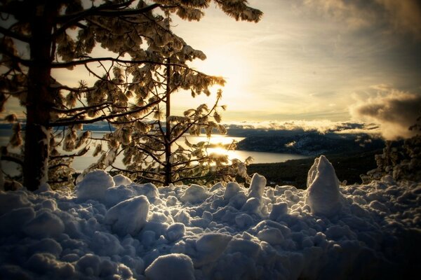 The lake has a magnificent view in winter