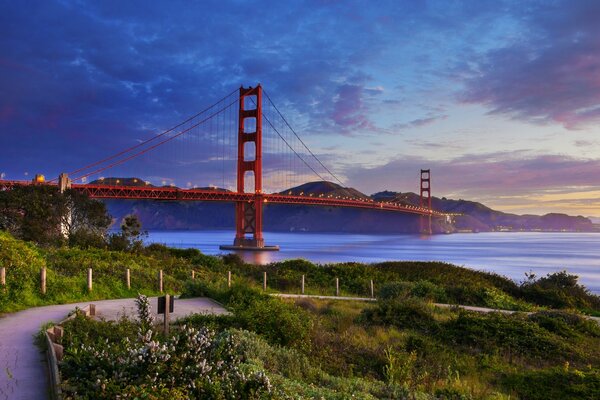 Golden Gate Bridge in San Francisco, während der Flut, in blau-lila Tönen