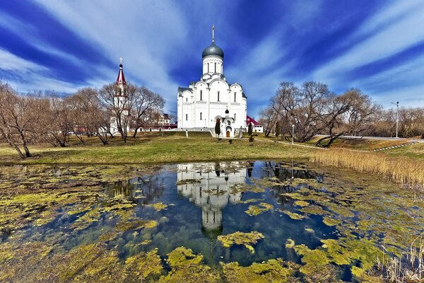 Покровский храм стоит на природе