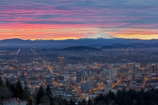 Piękny wschód słońca z widokiem na górę miasta Oregon