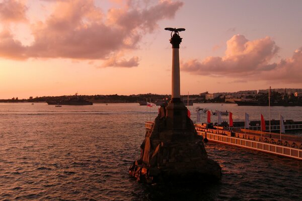 Photo d un monument aux navires inondés à Sébastopol