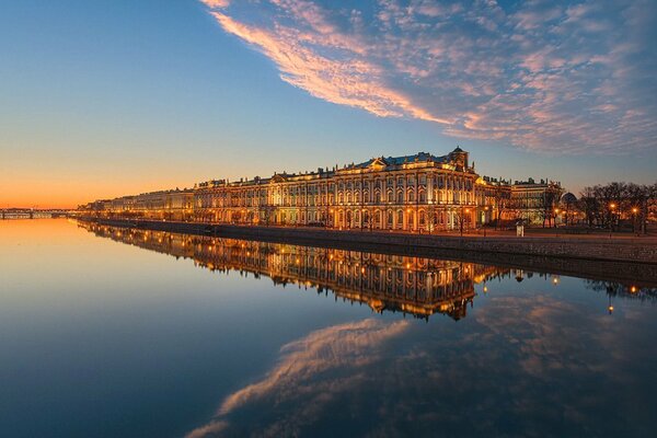 La surface de l eau du quai de la Neva dans les couleurs du coucher du soleil du soir