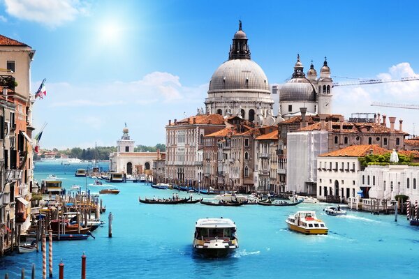 Canale blu in una giornata di sole a Venezia