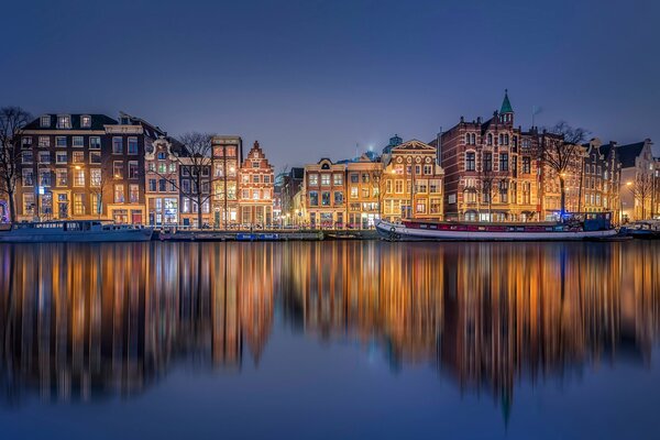 Reflection of Amsterdam s night houses in the canal