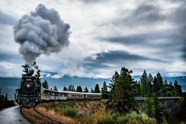 Фото дымящегося паровоза на фоне природы
