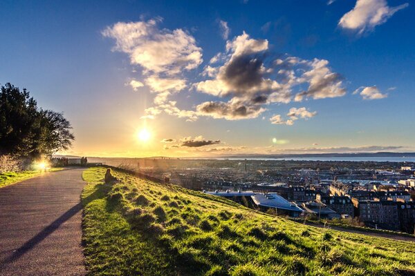 Panorama del tramonto a Edimburgo