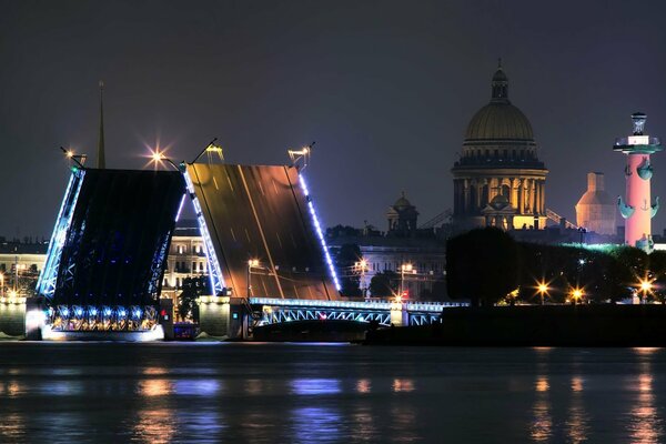 Die ausziehbaren großen Brücken von St. Petersburg