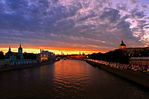 Puesta de sol en el río. Vista de Moscú