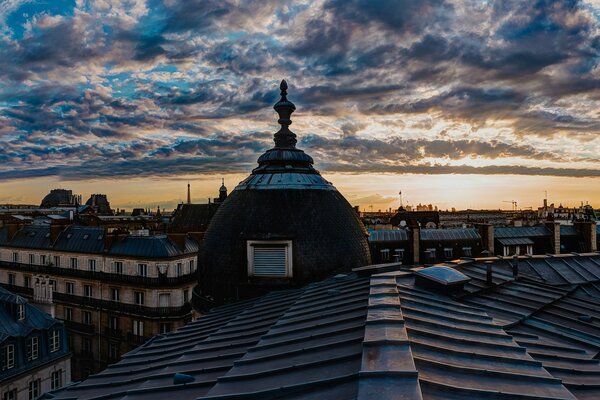 Toits de Paris sous les nuages