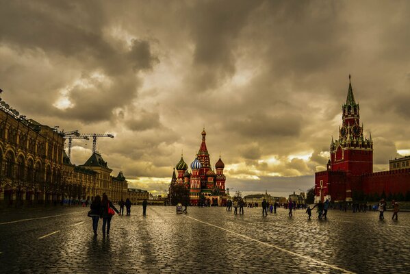 Place rouge sous la pluie