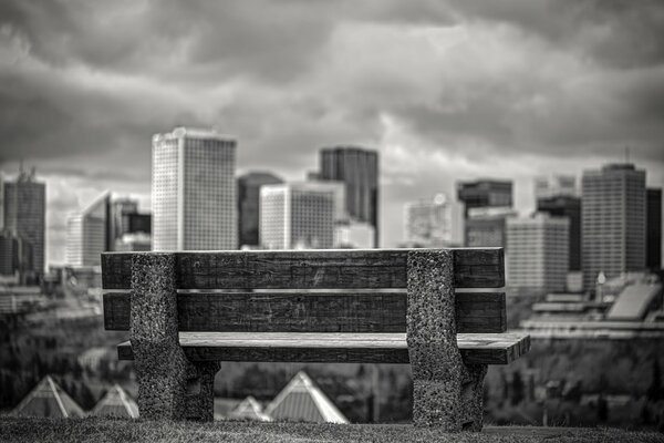 Una tienda solitaria . vista de la ciudad en blanco y negro