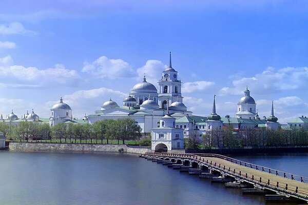 Foto aus der Region Tver mit einem Kloster am Wasser