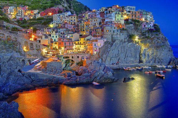 Eine kleine, schöne, nächtliche Stadt in Italien auf den Felsen