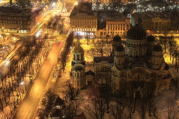 Vista della città notturna inondata di luci