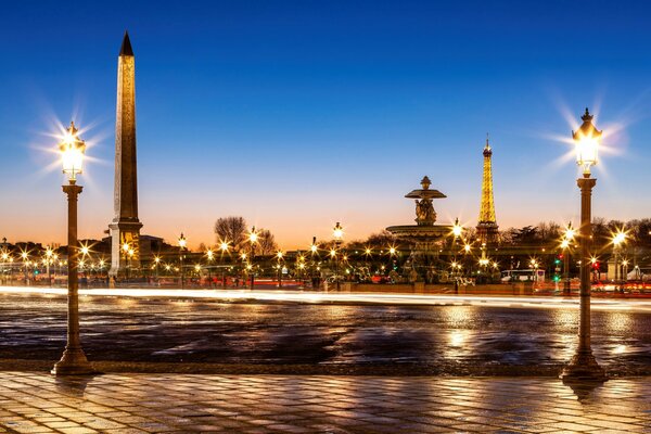 Die Lichter des abendlichen Paris beleuchten den Eiffelturm, den Place de la Concorde und den Luxor-Obelisken