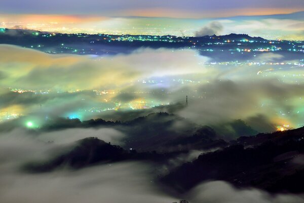 Brouillard sur la ville de nuit