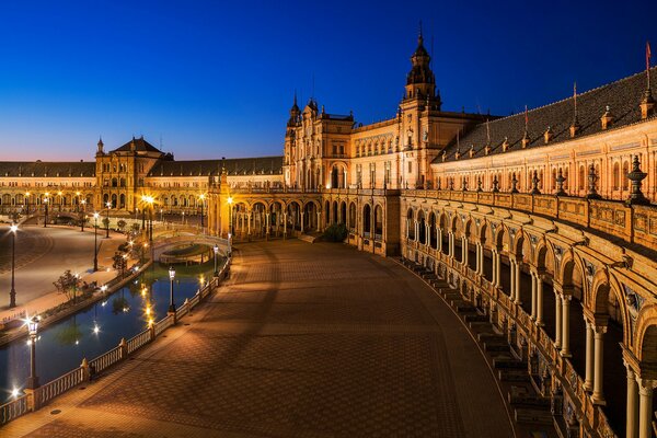 Crépuscule du soir sur la place d Espagne