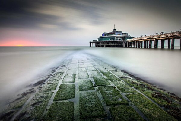 Nebel am Blankenberger Pier in Belgien