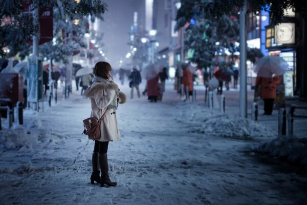 Chica solitaria en la calle de la ciudad