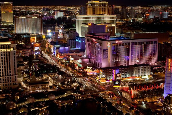 Hotel en las Vegas, con casino, rodeado de luces nocturnas