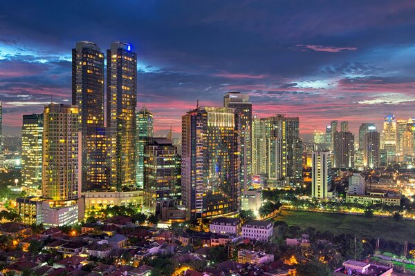 Dżakarta oświetlona światłami metropolii