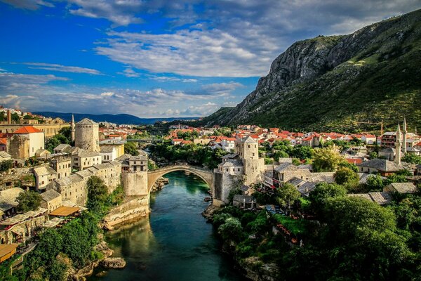 Vista del puente viejo de Bosnia y Herzegovina