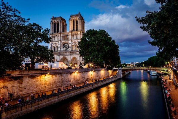 Fotografía del canal francés y la catedral de Notre Dame