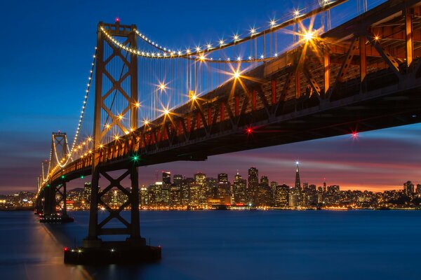 Brücke im nächtlichen San Francisco