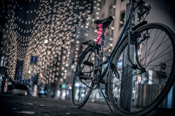 Miejski wieczorny krajobraz w stylu bokeh